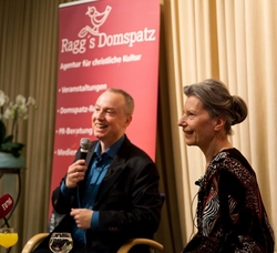 Gute Stimmung: Dr. Elisabeth Lukas und Michael Ragg auf der 25. Domspatz-Soire in Mnchen