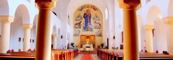 Blick in die Sankt-Clemens-Kirche mit dem Altarbild des guten Hirten - im Saal neben der Kirche beginnen am 12.11. die ersten November-Gesprche