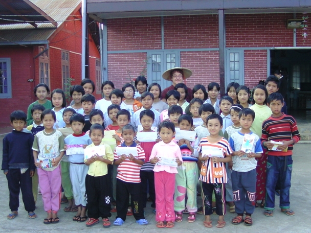 Angela Jacobi mit Kindern des Waisenhauses von Lashio/Burma