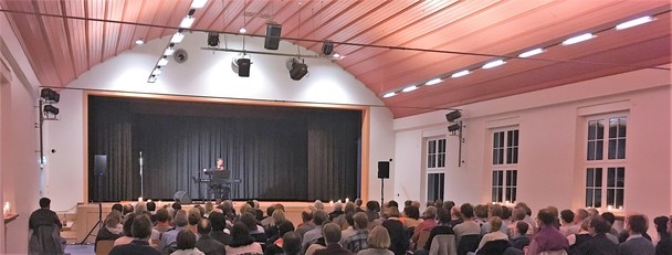 Ein voller Erfolg: Benefizkonzert der Katholischen Erwachsenenbildung in Heimenkirch mit Liedermacher Andi Weiss.