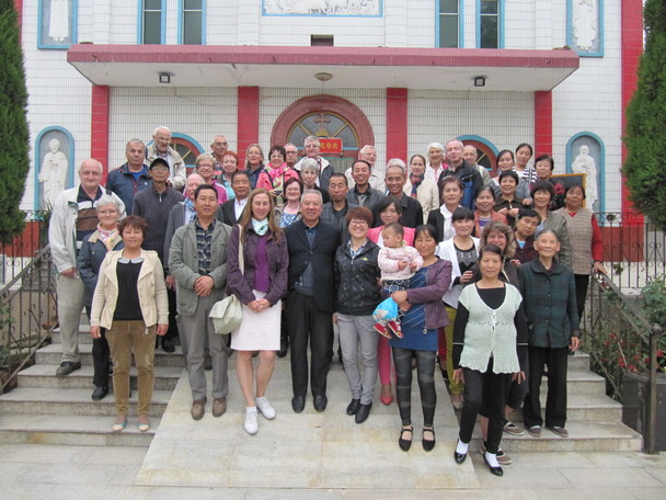 Auf unserer letzten China-Pilgerreise: Bewegende Begegnung unserer Reisegruppe mit einer katholischen Gemeinde auf dem Land