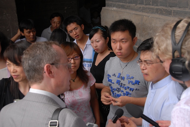 Gespräch mit jungen Besuchern einer englischsprachigen Heiligen Messe in der chinesischen Metropole Shenyang - viele junge, gebildete Chinesen sind fasziniert vom Christentum 