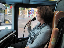 Rita Eifel auf der Stadtrundfahrt mit unserem Pilgerbus 