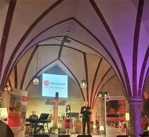 Kultureller Hhepunkt beim Begegnungstag von 'Kirche in Not' in Salzburg. Michael Ragg sagt den Auftritt der Opern- und Konzertsngerin Cornelia Heil an, begleitet von Klaus Rothaupt.
