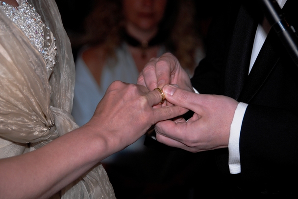 Das Anstecken der Hochzeitsringe - Symbol fr den Lebensbund von Mann und Frau