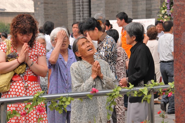 Glubige nach dem Ende einer Heiligen Messe in der Nantang-Kathedrale, Peking: In China boomt das Christentum. Der Staat geht inzwischen wieder rigoros gegen alle Religionsgemeinschaften vor.