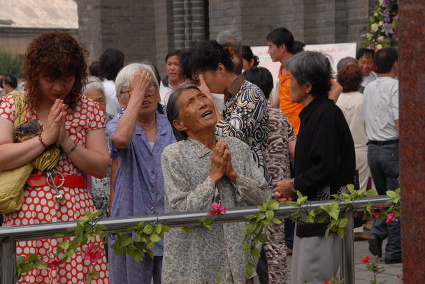 Gläubige Katholiken nach dem Ende einer Heiligen Messe in der Nantang-Kathedrale in Peking - Seit 2018 geht die chinesische Regierung so aggressiv gegen alle unabhängigen geistigen Strömungen im Land  vor wie lange nicht. Auch die stark gewachsenen christlichen Kirchen und Gemeinschaften kommen erheblich unter Druck.   