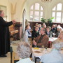Propst Dr. Gerald Goesche empfngt unsere Pilger im Institut St. Philipp Neri im Wedding 