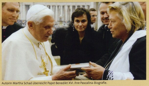 Dr. Martha Schad bergibt Papst Benedikt XVI. ihr Werk ber Schwester Pascalina. Dabei erfuhr sie, dass sein Bruder Prlat Georg Ratzinger, dem Papst bereits begeistert von diesem Buch berichtet hatte.