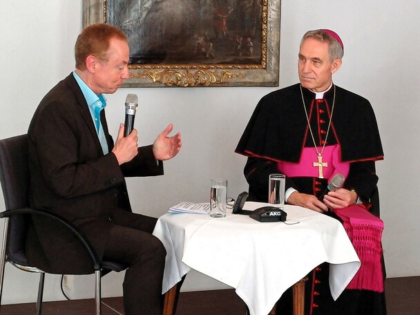 Begegnungstag der Ppstlichen Stiftung 'Kirche in Not' am 14.10.23 in Graz: Erzbischof Dr. Georg Gnswein im Gesprch mit Michael Ragg (Foto (c): Vivian Ragg)