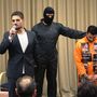 Domspatz-Soire mit Michael Hesemann in Mnchen - Simon Jacob demonstriert IS-Hinrichtung