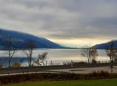 Die seelische Hausapotheke - heilsame Gedanken für jeden Tag: Drohende Wolken und ein Silberstreif am Horizonz über dem Alpsee bei Immenstadt - Wohin wir schauen entscheidet über den Tag und unser Leben (Foto: Michael Ragg) Die seelische Hausapotheke - heilsame Gedanken für jeden Tag: Drohende Wolken und ein Silberstreif am Horizonz über dem Alpsee bei Immenstadt - Wohin wir schauen entscheidet über den Tag und unser Leben (Foto: Michael Ragg)