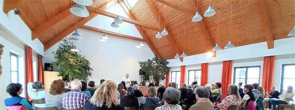 'Kruterpfarrer' Pater Benedikt Felsinger spricht im vollbesetzten Nikolaussaal in Immenstadt