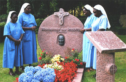Schwestern des von Pater Werenfried mitgegrndeten Ordnes der Tchter der Auferstehung am Grab des Speckpaters 