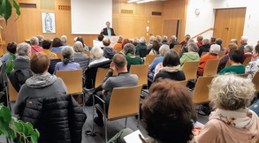 Dizesanes Tagungshaus Regina Pacis in Leutkirch - Aufmerksame Teilnehmer im vollen Groen Saal beim Vortrag 'Mein Tod, meine Entscheidung?' am 15. November 2024