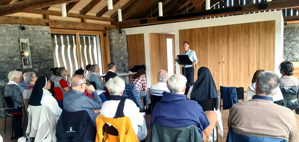 Ausgebucht war unser erstes Wochenende 'Die seelische Hausapotheke' in der Schweiz. Das Dominikus-Haus, der neue Vortragssaal der Dominikanerinnen von Kloster Cazis in Graubnden war mit seiner tollen Ausstattung und Atmosphre ein groartiger Ort fr eine gelungene Premiere!
