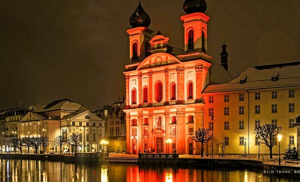 Jesuitenkirche Luzern in rotes Licht getaucht - Mahnzeichen fr Tausende jedes Jahr um ihres Glaubens willen gettete Christen 