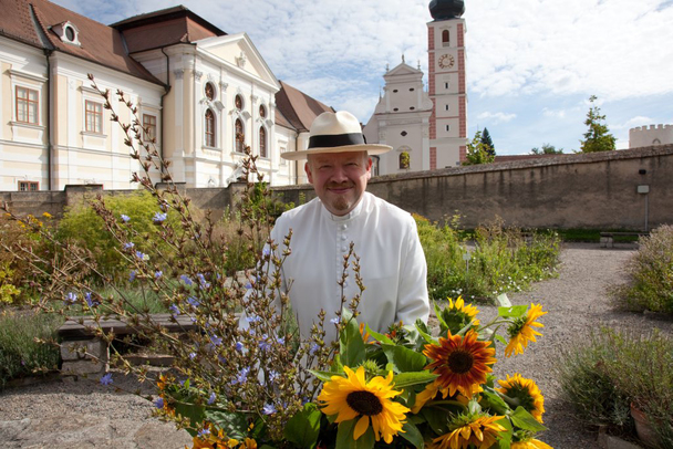Kräuterpfarrer Benedikt im Klostergarten von Stift Geras - Der Garten ist für ihn eine Kanzel für die Wohltaten Gottes