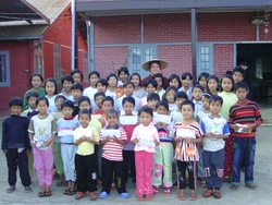 Angela Jacobi mit Waisenkindern aus Lashio/Burma