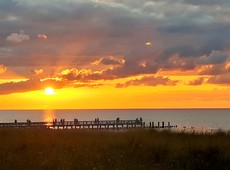 Dankbarkeit - mehr als ein Gefühl: Sonnenuntergang am Strand von Zingst - Die Schönheit der Schöpfung gehört zu den offensichtlichsten Gründen für Dankbarkeit (Foto: Michael Ragg)