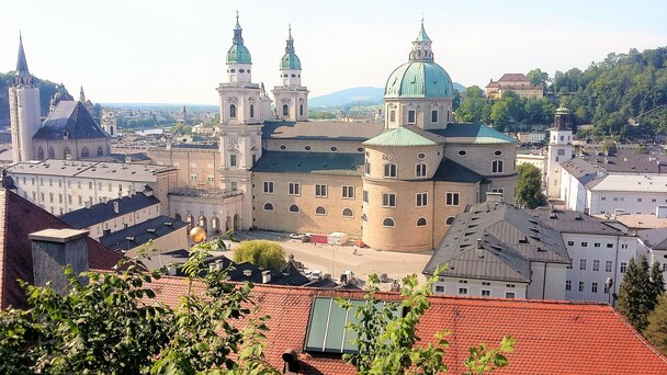 Blick auf Salzburger Dom, St. Peter und den Kapuzinerberg (Foto: Ragg). In der malerischen Bischofsstadt veranstaltet die Päpstliche Stiftung 'Kirche in Not' 2022 einen Begegnungstag.