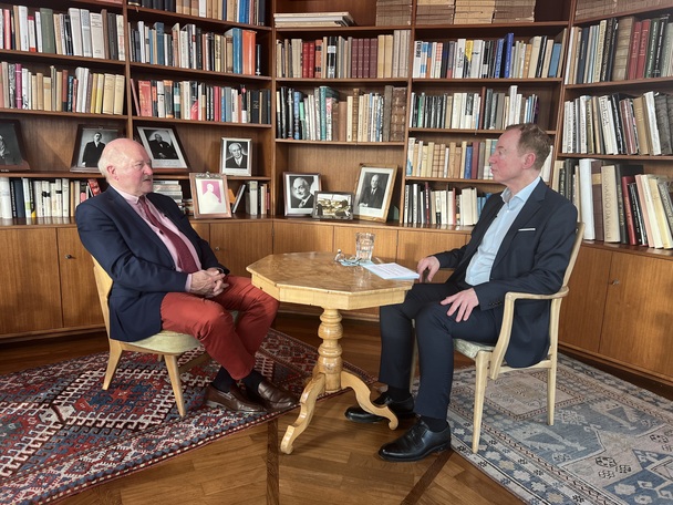 Ein Zeitzeuge, der viel zu sagen hat - Konrad Adenauer, Enkel des gleichnamigen ersten deutschen Bundeskanzlers. Im Arbeits-Pavillon seines Grovaters in Rhndorf (Bad Honnef) gibt er im Gesprch mit Michael Ragg Einblicke in Persnlichkeit, Glaube und Familie des Kanzlers, der sich bei seiner segensreichen Arbeit immer im Angesicht Gottes gewusst hat.