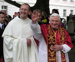 Pater Karl Wallner mit Papst Benedikt