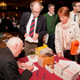 Professor Baring signiert Bücher für die Soirée-Gäste