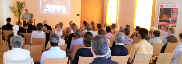 Gut besuchte Premiere: Michael Ragg spricht beim Begegnungstag der Päpstlichen Stiftung KIRCHE IN NOT im Juni 2018 in Bregenz