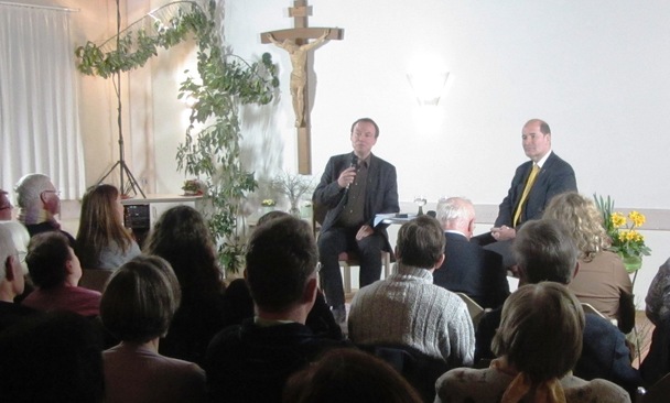 Michael Ragg und Michael Hesemann beim Podiumsgespräch der Katholischen Erwachsenenbildung