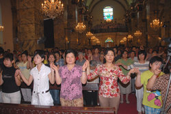 S�dliche Kathedrale in Peking  Gl�ubige beten das Vaterunser