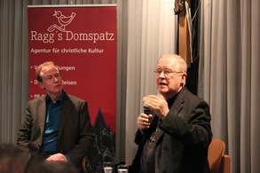 Kurien-Kardinal Dr. Paul-Josef Cordes mit Moderator Michael Ragg auf einer Domspatz-Soirée im Saal des Kirchenzentrums St. Philipp Neri, München
