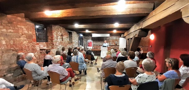 Pfarrei Hl. Bernhard in Stralsund: Blick in den vorderen Teil des Saals beim dritten Vortrag von Michael Ragg fr die Tourismus-Pastoral des Erzbistums Berlin, 10. August 2022 (Foto: (c) Vivian Ragg)