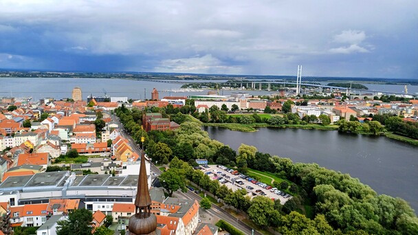 Blick vom Turm der Marienkirche in Stralsund auf die Rgenbrcke (Foto (c) Michael Ragg )