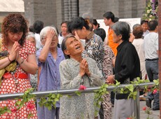 Von Mao zu Jesus? – Weltmacht China am Scheideweg (Bildvortrag): Gläubige nach dem Ende einer Heiligen Messe in der Nantang-Kathedrale, Peking: In China boomt das Christentum. Der Staat geht inzwischen wieder rigoros gegen alle Religionsgemeinschaften vor.