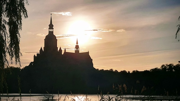 St. Marien Stralsund im Abendlicht - Die Tourismuspastoral an der Ostsee zeigt, welche Chancen Kirche auch heute hat, (Foto: Michael Ragg) (c)