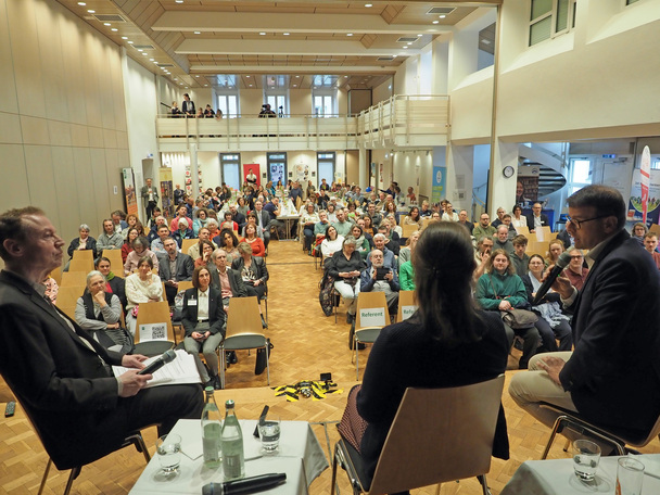 Volles Haus beim Er�ffnungspodium des Inspirationstags FamilienWerte in Augsburg: Victoria und Raphael Bonelli fanden mit ihren lebensnahen Einblicken und Ratschl�gen gro�e Aufmerksamkeit (Moderation: Michael Ragg) Foto: Susanne Baur
