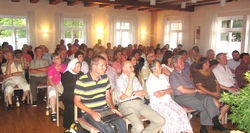 Bis auf den letzten Platz gefüllt - Monsignore Schroedel im Anna-Haus in Opfenbach