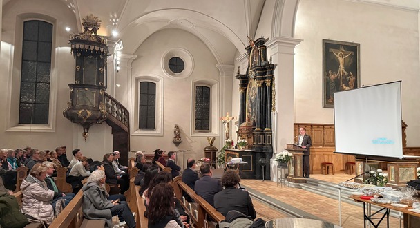 Pfarrkirche St. Luzius und Florin in Walenstadt im Schweizer Kanton Sankt Gallen: Michael Ragg schildert vor mehr als 80 Besuchern das Leid der Christen in vielen Lndern und ruft zur Hilfe auf.