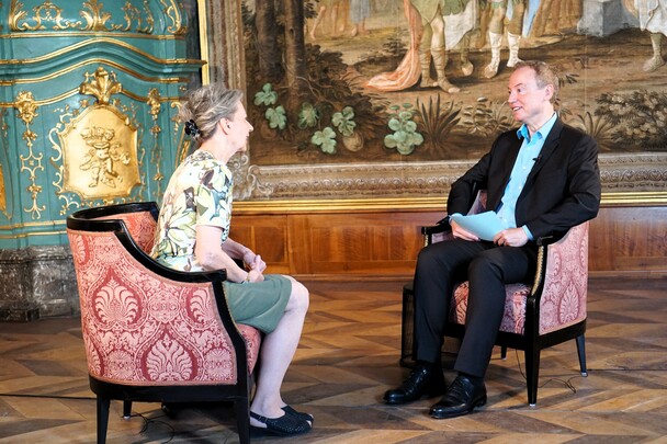 Aufnahmen zur EWTN-Fernsehserie 'Wie Leben gelingen kann' mit Prof. Dr. Elisabeth Lukas und Michael Ragg im Gobelin-Saal des Klosters Heiligenkreuz bei Wien