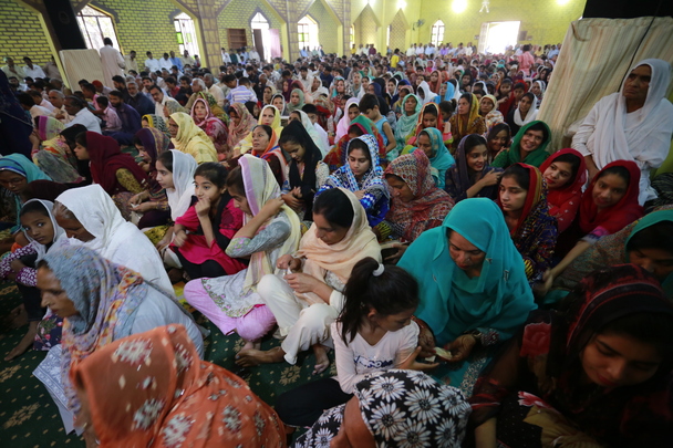 Heilige Messe in der Johanneskirche in Lahore - Hier und in Bei dem Attentat in der katholischen St. Johanneskirche und in der evangelischen Christuskirche ttete ein Attentter 21 Menschen, 80 Glubige wurden teils schwer verletzt.