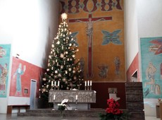 Herzens-Zeit mit Gott: Altarraum der Herz-Jesu-Kirche in Stuttgart an Weihnachten (Foto: Michael Ragg)