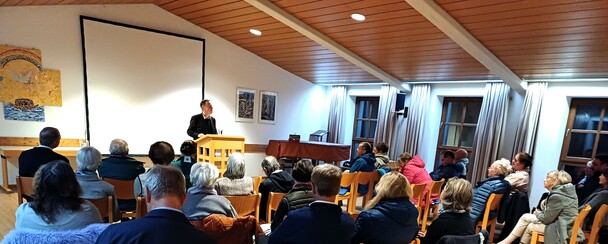 'Euer Herz sei ohne Angst' - Eingeladen zum Vortrag von Michael Ragg in den Pfarrsaal der kath. Pfarrei in Murnau hatte das Kreisbildungswerk Garmisch-Partenkirchen. Guter Besuch und interessierte Zuhrer schufen eine dichte Atmosphre.