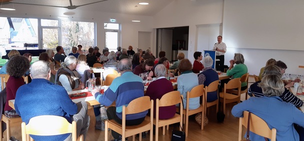 Blick in einen Teil des vollbesetzten Saales des Pfarrei St. Justina in Bad Wrishofen. Aufmerksam und engagiert folgten die Teilnehmer  den Gedanken des Referenten zum 'Sterben in Wrde'.