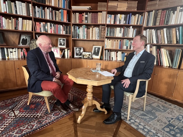 Ein Zeitzeuge, der viel zu sagen hat - Konrad Adenauer, Enkel des gleichnamigen ersten deutschen Bundeskanzlers - im Arbeits-Pavillon seines Grovaters in Rhndorf (Bad Honnef) gibt er im Gesprch mit Michael Ragg Einblicke in Persnlichkeit, Glaube und Familie des Kanzlers, der sich bei seiner segensreichen Arbeit immer unter Gottes Augen gewusst hat.