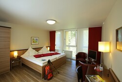Ein Zimmer im 3-Sterne-Tagungshaus Regina Pacis