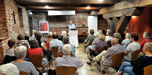 Pfarrei Hl. Bernhard in Stralsund: Interessierte Teilnehmer beim zweiten Vortrag von Michael Ragg fr die Tourismus-Pastoral des Erzbistums Berlin