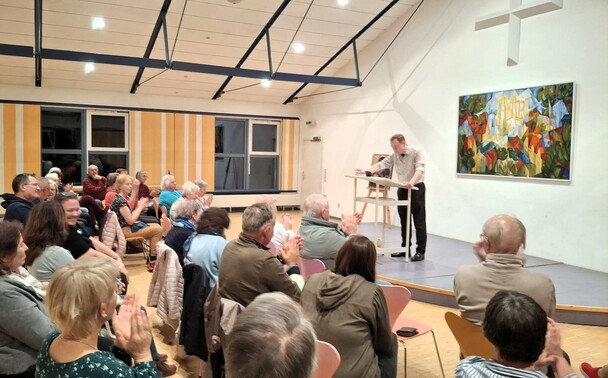 Die 'Heilkraft der Dankbarkeit' war Thema des Vortrags von Michael Ragg bei der Stadtkirche Kolbermoor - ein vergnglicher Abend mit Pfarrer Scheurenbrand, Diakon Mitlhner und vielen begeisterten Besuchern.
