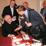 Kardinal Brandm�ller signiert sein neues Buch