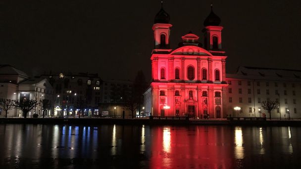 'Red Week' 2023: So wie hier die Jesuitenkirche in Luzern werden Kirchen in vielen Ländern zum Gedenken an verfolgte Christen eine Woche lang rot angestrahlt..